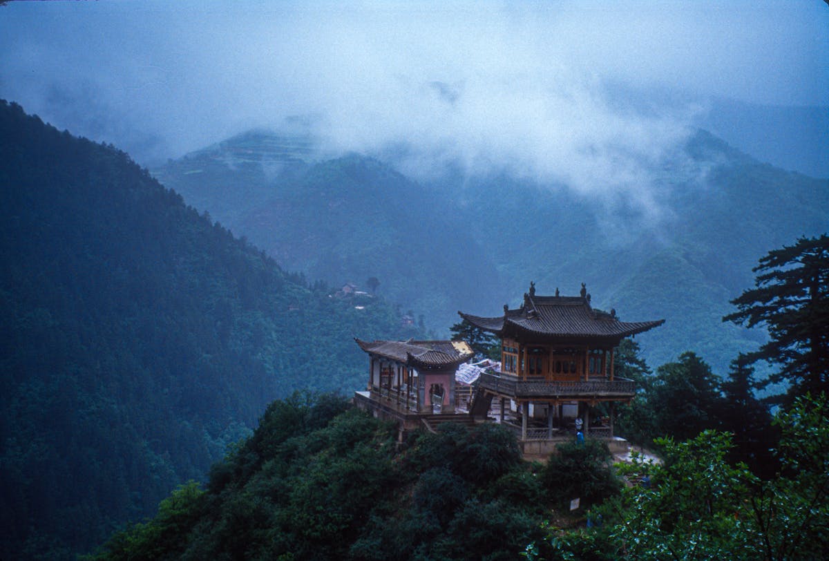 群山环抱中的传统建筑，象征地理形势与气场